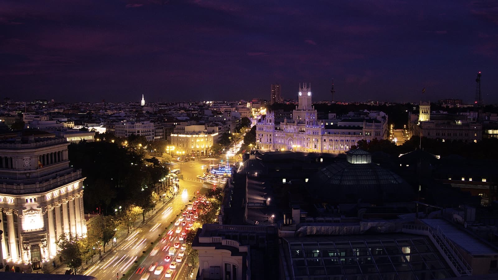 Palacio de Cibeles iluminado y calle de Alcalá de noche desde una azotea