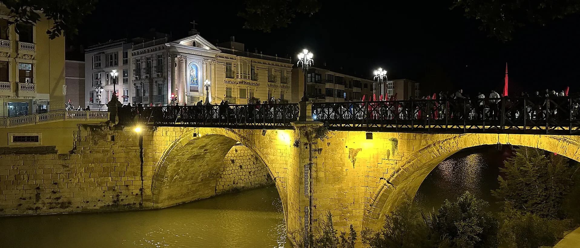 Puente de los Peligros de noche, sobre el río Segura, en Murcia