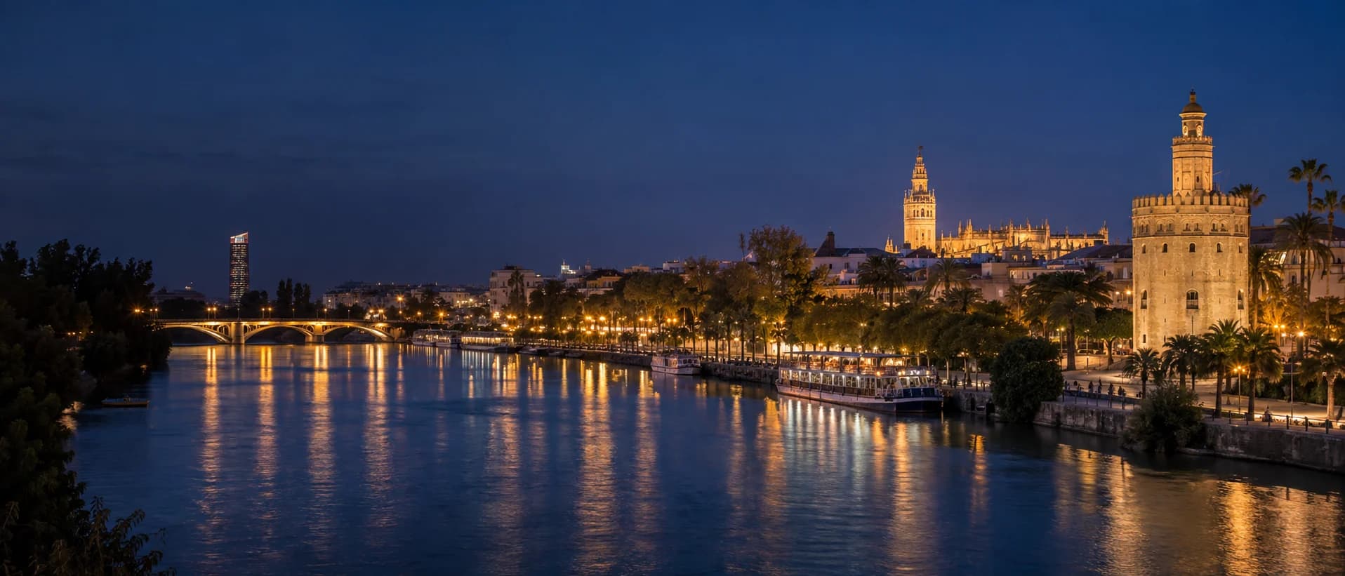 Panorama nocturno de Sevilla junto al Guadalquivir