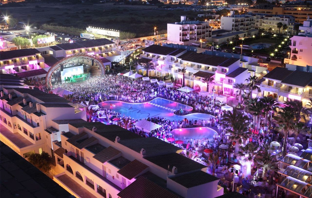 Fiesta nocturna al aire libre en una discoteca de Platja d’en Bossa, Ibiza
