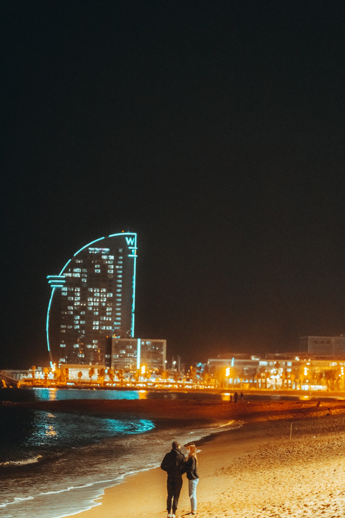 Paseo marítimo de la Barceloneta de noche en verano
