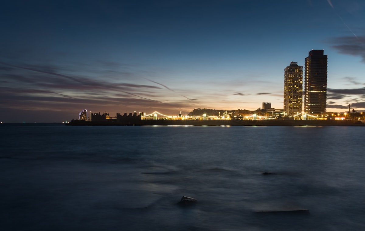 Port Olímpic de Barcelona de noche en verano
