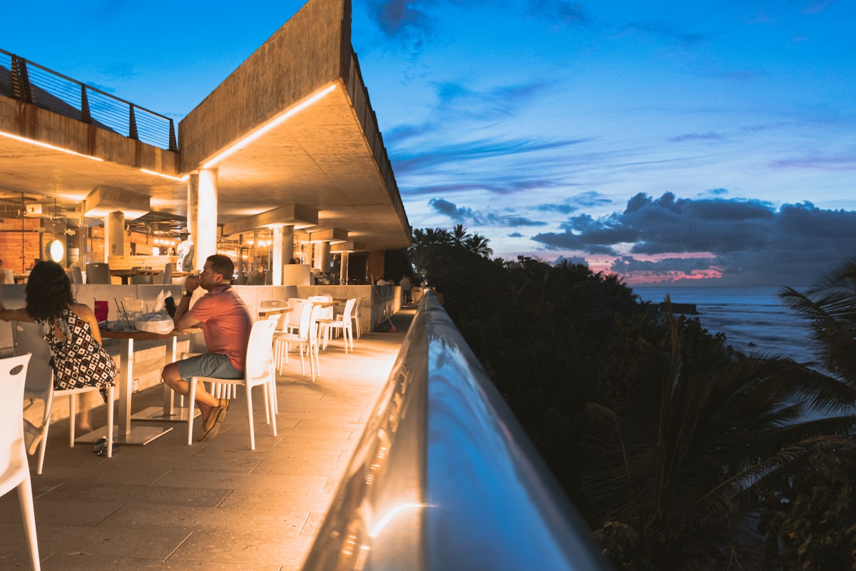 Terraza de Opium Barcelona en agosto con vistas al mar