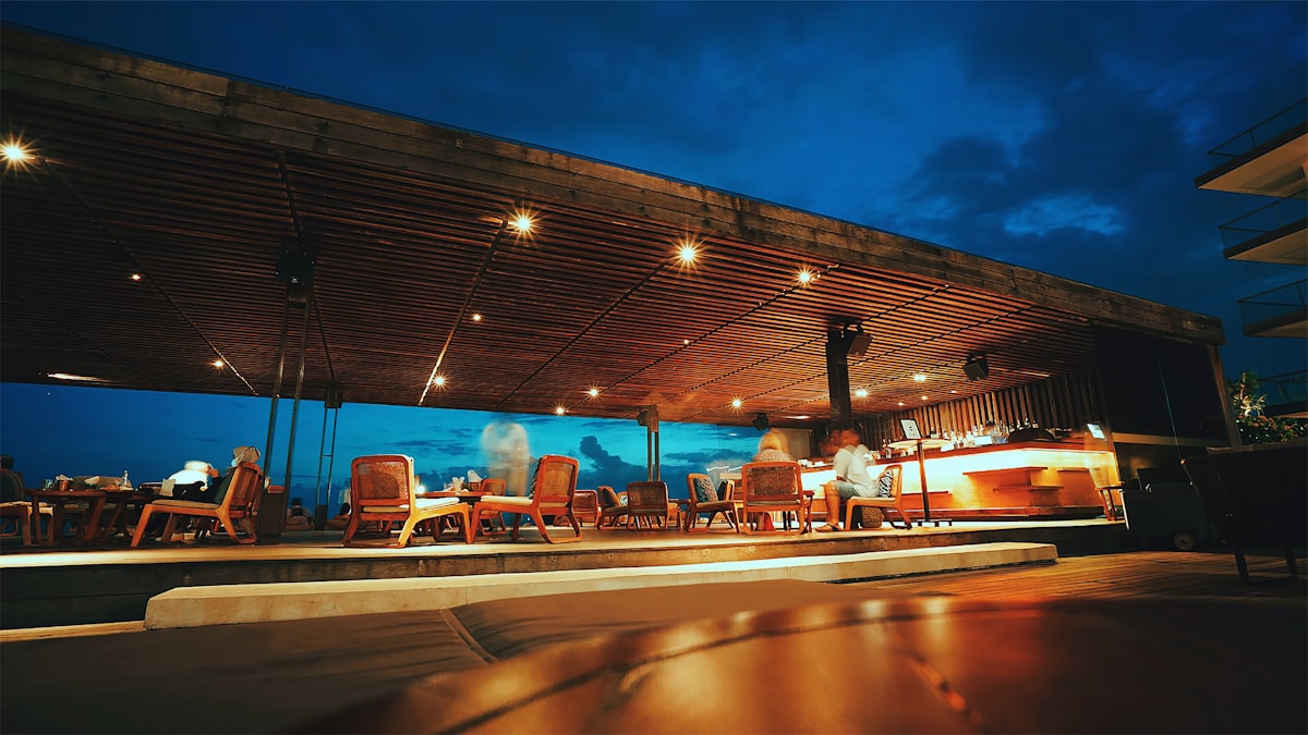 Terraza de Opium Barcelona con vistas al mar en verano