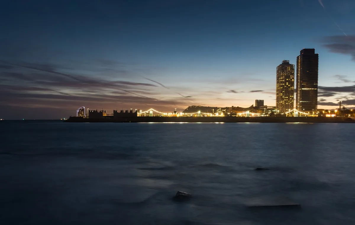 Puerto Olímpico de Barcelona de noche en verano